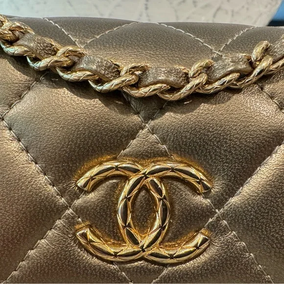 Rare CHANEL Mini Quilted Flap Bag - Picture 3 of 14